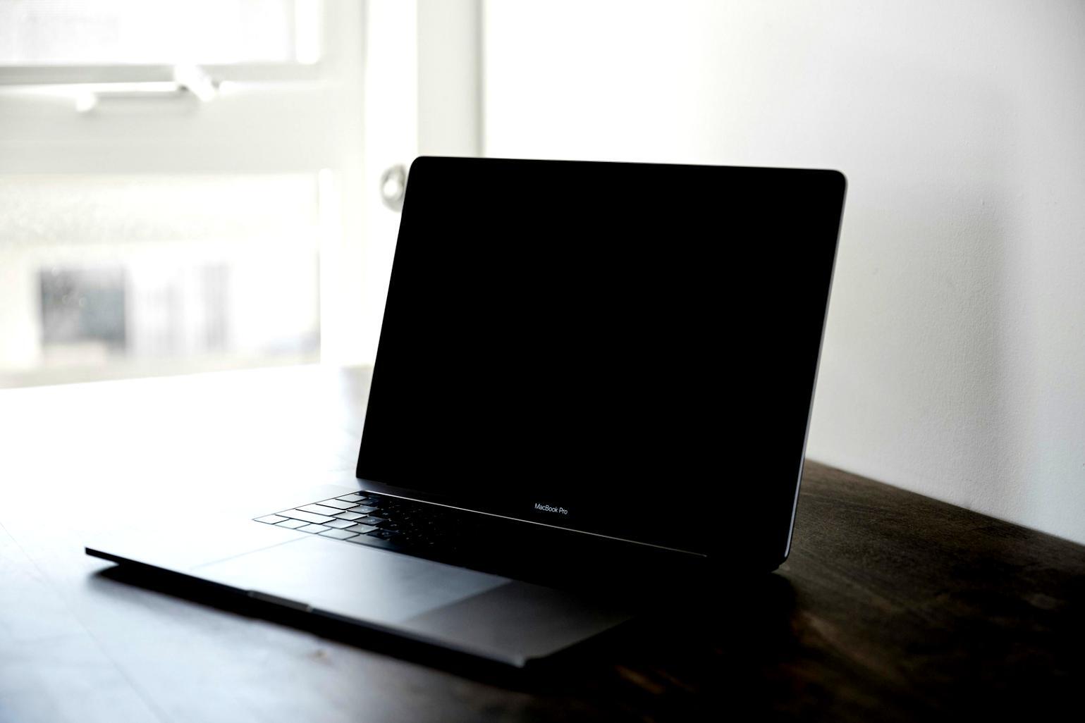 Equipo empresarial revisando informes financieros y estrategias de flujo de caja