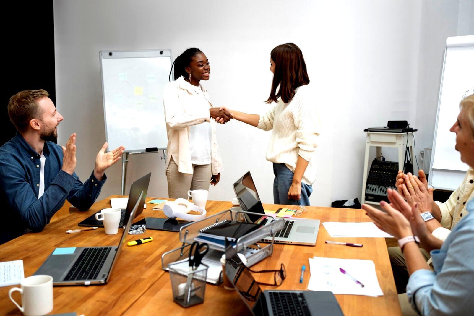 Equipo de melorivantex trabajando en soluciones financieras